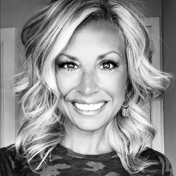 Meet your Posher, Stephanie - Picture 2 of 2